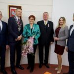 10.01.2020. Kielce. Wręczenie medali za długoletnie pożycie małżeńskie. Na zdjęciu (od lewej): Arkadiusz Kubiec - wiceprezydent Kielc, Bogdan Wenta - prezydent Kielc, Jadwiga Kozłowska, Tomasz Kozłowski, Joanna Winiarska - wiceprzewodnicząca Rady Miasta Kielce i Kamil Suchański - przewodniczący Rady Miasta Kielce / Piotr Kwaśniewski / Radio Kielce