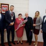 10.01.2020. Kielce. Wręczenie medali za długoletnie pożycie małżeńskie. Na zdjęciu (od lewej): Arkadiusz Kubiec - wiceprezydent Kielc, Bogdan Wenta - prezydent Kielc, Janina Maciantowicz, Jerzy Maciantowicz, Joanna Winiarska - wiceprzewodnicząca Rady Miasta Kielce i Kamil Suchański - przewodniczący Rady Miasta Kielce / Piotr Kwaśniewski / Radio Kielce