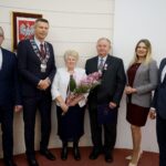 10.01.2020. Kielce. Wręczenie medali za długoletnie pożycie małżeńskie. Na zdjęciu (od lewej): Arkadiusz Kubiec - wiceprezydent Kielc, Bogdan Wenta - prezydent Kielc, Jadwiga Majcherczyk, Marian Majcherczyk, Joanna Winiarska - wiceprzewodnicząca Rady Miasta Kielce i Kamil Suchański - przewodniczący Rady Miasta Kielce / Piotr Kwaśniewski / Radio Kielce