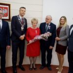 10.01.2020. Kielce. Wręczenie medali za długoletnie pożycie małżeńskie. Na zdjęciu (od lewej): Arkadiusz Kubiec - wiceprezydent Kielc, Bogdan Wenta - prezydent Kielc, Barbara Michalecka, Maciej Michalecki, Joanna Winiarska - wiceprzewodnicząca Rady Miasta Kielce i Kamil Suchański - przewodniczący Rady Miasta Kielce / Piotr Kwaśniewski / Radio Kielce