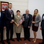 10.01.2020. Kielce. Wręczenie medali za długoletnie pożycie małżeńskie. Na zdjęciu (od lewej): Arkadiusz Kubiec - wiceprezydent Kielc, Bogdan Wenta - prezydent Kielc, Bogumiła Nogaj, Zdzisław Nogaj, Joanna Winiarska - wiceprzewodnicząca Rady Miasta Kielce i Kamil Suchański - przewodniczący Rady Miasta Kielce / Piotr Kwaśniewski / Radio Kielce