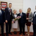 10.01.2020. Kielce. Wręczenie medali za długoletnie pożycie małżeńskie. Na zdjęciu (od lewej): Arkadiusz Kubiec - wiceprezydent Kielc, Bogdan Wenta - prezydent Kielc, Krystyna Obarska, Eugeniusz Obarski, Joanna Winiarska - wiceprzewodnicząca Rady Miasta Kielce i Kamil Suchański - przewodniczący Rady Miasta Kielce / Piotr Kwaśniewski / Radio Kielce