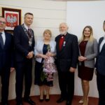 10.01.2020. Kielce. Wręczenie medali za długoletnie pożycie małżeńskie. Na zdjęciu (od lewej): Arkadiusz Kubiec - wiceprezydent Kielc, Bogdan Wenta - prezydent Kielc, Wiesława Suszczyńska, Jan Szuszczyński, Joanna Winiarska - wiceprzewodnicząca Rady Miasta Kielce i Kamil Suchański - przewodniczący Rady Miasta Kielce / Piotr Kwaśniewski / Radio Kielce