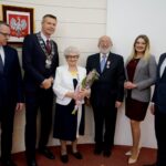 10.01.2020. Kielce. Wręczenie medali za długoletnie pożycie małżeńskie. Na zdjęciu (od lewej): Arkadiusz Kubiec - wiceprezydent Kielc, Bogdan Wenta - prezydent Kielc, Halina Szczerba, Zenon Szczerba, Joanna Winiarska - wiceprzewodnicząca Rady Miasta Kielce i Kamil Suchański - przewodniczący Rady Miasta Kielce / Piotr Kwaśniewski / Radio Kielce