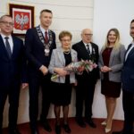 10.01.2020. Kielce. Wręczenie medali za długoletnie pożycie małżeńskie. Na zdjęciu (od lewej): Arkadiusz Kubiec - wiceprezydent Kielc, Bogdan Wenta - prezydent Kielc, Krystyna Szymczyk, Mirosław Szymczyk, Joanna Winiarska - wiceprzewodnicząca Rady Miasta Kielce i Kamil Suchański - przewodniczący Rady Miasta Kielce / Piotr Kwaśniewski / Radio Kielce