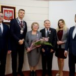 10.01.2020. Kielce. Wręczenie medali za długoletnie pożycie małżeńskie. Na zdjęciu (od lewej): Arkadiusz Kubiec - wiceprezydent Kielc, Bogdan Wenta - prezydent Kielc, Zofia Świszczorowska, Stanisław Świszczorowski, Joanna Winiarska - wiceprzewodnicząca Rady Miasta Kielce i Kamil Suchański - przewodniczący Rady Miasta Kielce / Piotr Kwaśniewski / Radio Kielce