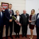 10.01.2020. Kielce. Wręczenie medali za długoletnie pożycie małżeńskie. Na zdjęciu (od lewej): Arkadiusz Kubiec - wiceprezydent Kielc, Bogdan Wenta - prezydent Kielc, Irena Urbanowska, Tadeusz Urbanowski, Joanna Winiarska - wiceprzewodnicząca Rady Miasta Kielce i Kamil Suchański - przewodniczący Rady Miasta Kielce / Piotr Kwaśniewski / Radio Kielce