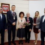 10.01.2020. Kielce. Wręczenie medali za długoletnie pożycie małżeńskie. Na zdjęciu (od lewej): Arkadiusz Kubiec - wiceprezydent Kielc, Bogdan Wenta - prezydent Kielc, Barbara Twardowska, Wacław Twardowski, Joanna Winiarska - wiceprzewodnicząca Rady Miasta Kielce i Kamil Suchański - przewodniczący Rady Miasta Kielce / Piotr Kwaśniewski / Radio Kielce