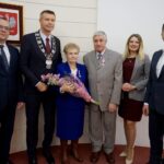 10.01.2020. Kielce. Wręczenie medali za długoletnie pożycie małżeńskie. Na zdjęciu (od lewej): Arkadiusz Kubiec - wiceprezydent Kielc, Bogdan Wenta - prezydent Kielc, Anna Waligóra, Zdzisław Waligóra, Joanna Winiarska - wiceprzewodnicząca Rady Miasta Kielce i Kamil Suchański - przewodniczący Rady Miasta Kielce / Piotr Kwaśniewski / Radio Kielce