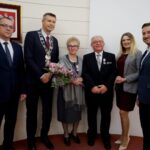 10.01.2020. Kielce. Wręczenie medali za długoletnie pożycie małżeńskie. Na zdjęciu (od lewej): Arkadiusz Kubiec - wiceprezydent Kielc, Bogdan Wenta - prezydent Kielc, Zofia Wojciechowska, Zdzisław Wojciechowski, Joanna Winiarska - wiceprzewodnicząca Rady Miasta Kielce i Kamil Suchański - przewodniczący Rady Miasta Kielce / Piotr Kwaśniewski / Radio Kielce