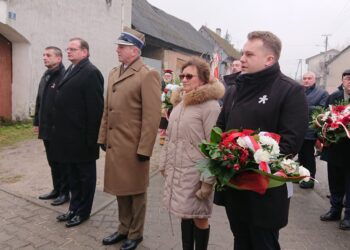 19.01.2020. Wąchock. Zakończenie centralnych obchodów 157. rocznicy wybuchu powstania styczniowego. W uroczystościach wzięli m.in. Marek Materek - prezydent Starachowic, Agata Wojtyszek - poseł, Jan Józef Kasprzyk - szef Urzędu do Spraw Kombatantów i Osób Represjonowanych / Anna Głąb / Radio Kielce