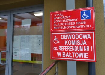 24.11.2019. Bałtów. Obwodowa komisja ds. referendum / Emilia Sitarska / Radio Kielce