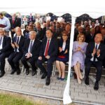 Michniów. Uroczystości w rocznicę pacyfikacji wsi przez Niemców. Na zdjęciu (od lewej): Jan Krzysztof Ardanowski - minister rolnictwa, Piotr Wawrzyk - podsekretarz stanu w MSZ, poseł Krzysztof Lipiec, poseł Marek Kwitek, poseł Maria Zuba, Anna Krupka - wiceminister sportu, Wojciech Kolarski - sekretarz stanu w Kancelarii Prezydenta RP i wojewoda Agata Wojtyszek / Jarosław Kubalski / Radio Kielce