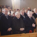 16.01.2020. Starachowice. Jarosław Kaczyński, prezes PiS, uczestniczył w mszy świętej w przededniu rocznicy śmierci swojej matki - Jadwigi Kaczyńskiej. Nabożeństwo odbyło się w kościele pod wezwaniem Wszystkich Świętych. Na zdjęciu (od lewej): Zbigniew Koniusz - wojewoda świętokrzyski, Piotr Wawrzyk - poseł PiS, Jarosław Kaczyński - prezes PiS, Krzysztof Lipiec - poseł PiS, Anna Krupka - poseł PiS / Jarosław Kubalski / Radio Kielce