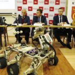 21.01.2020. Kielce. Konferencja na temat kolejnej edycji zawodów łazików marsjańskich. Na zdjęciu (od lewej): Renata Janik - wicemarszałek województwa świętokrzyskiego, Wiesław Trąmpczyński - rektor Politechniki Świętokrzyskiej, Łukasz Wilczyński - prezes Europejskiej Fundacji Kosmicznej. Bogdan Wenta - prezydent Kielc i prof. Paweł Łaski - prezes zarządu Świętokrzyskiego Centrum Innowacji i Transferu Technologii Sp. z o.o. / Jarosław Kubalski / Radio Kielce