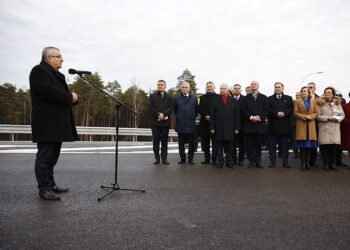 18.12.2019. Skarżysko-Kamienna. Otwarcie trasy S7. Na zdjęciu (od lewej): Andrzej Adamczyk - minister infrastruktury, Andrzej Pruś - przewodniczący sejmiku województwa, marszałek Andrzej Bętkowski, wojewoda Zbigniew Koniusz, poseł Krzysztof Lipiec, poseł Andrzej Kryj, wiceminister Piotr Wawrzyk, poseł Marek Kwitek, wiceminister Anna Krupka, poseł Agata Wojtyszek i Maria Zuba - doradca wojewody świętokrzyskiego / Jarosław Kubalski / Radio Kielce