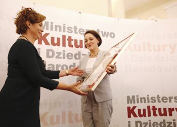 18.09.2019 Warszawa. Uroczystość wręczenia certyfikatu wpisu Krzemionek Opatowskich na listę UNESCO. Na zdjęciu (od lewej): Beata Kobiałka - pełniąca obowiązki dyrektora Muzeum Archeologicznego i Rezerwatu „Krzemionki” i Magdalena Gawin - wiceminister kultury i dziedzictwa narodowego / Jarosław Kubalski / Radio Kielce
