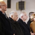 16.01.2020. Starachowice. Jarosław Kaczyński, prezes PiS, uczestniczył w mszy świętej w przededniu rocznicy śmierci swojej matki - Jadwigi Kaczyńskiej. Nabożeństwo odbyło się w kościele pod wezwaniem Wszystkich Świętych. Na zdjęciu (od lewej): Zbigniew Koniusz - wojewoda świętokrzyski, Piotr Wawrzyk - poseł PiS, Jarosław Kaczyński - prezes PiS, Krzysztof Lipiec - poseł PiS, Anna Krupka - poseł PiS / Jarosław Kubalski / Radio Kielce