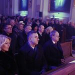 06.01.2020 Święty Krzyż. Charytatywny koncert kolęd. Na zdjęciu (od prawej): Andrzej Gąsior - burmistrz Nowej Słupi i Sławomir Kopacz - wójt gminy Bieliny wraz z żoną / Jarosław Kubalski / Radio Kielce