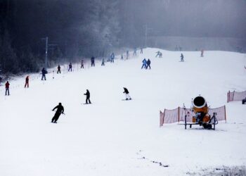 26.01.2020. Kielce. Ferie zimowe na stoku narciarskim na Stadionie / Jarosław Kubalski / Radio Kielce