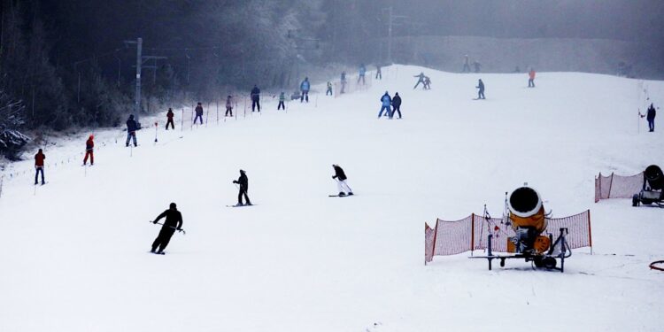 26.01.2020. Kielce. Ferie zimowe na stoku narciarskim na Stadionie / Jarosław Kubalski / Radio Kielce