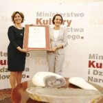 18.09.2019 Warszawa. Uroczystość wręczenia certyfikatu wpisu Krzemionek Opatowskich na listę UNESCO. Na zdjęciu (od lewej): Beata Kobiałka - pełniąca obowiązki dyrektora Muzeum Archeologicznego i Rezerwatu „Krzemionki” i Magdalena Gawin - wiceminister kultury i dziedzictwa narodowego / Jarosław Kubalski / Radio Kielce