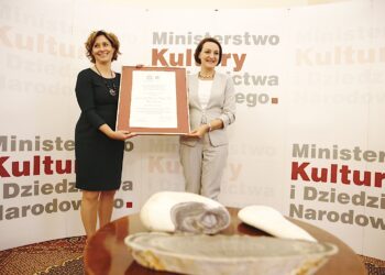 18.09.2019 Warszawa. Uroczystość wręczenia certyfikatu wpisu Krzemionek Opatowskich na listę UNESCO. Na zdjęciu (od lewej): Beata Kobiałka - pełniąca obowiązki dyrektora Muzeum Archeologicznego i Rezerwatu „Krzemionki” i Magdalena Gawin - wiceminister kultury i dziedzictwa narodowego / Jarosław Kubalski / Radio Kielce