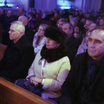06.01.2020 Święty Krzyż. Charytatywny koncert kolęd. Na zdjęciu (od lewej): Marian Puchała - superior klasztoru na Świętym Krzyżu, Magdalena Kusztal - dyrektor Departamentu Kultury i Dziedzictwa Narodowego w Urzędzie Marszałkowskim Województwa Świętokrzyskiego i Janusz Knap - prezes Radia Kielce / Jarosław Kubalski / Radio Kielce