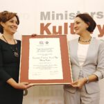 18.09.2019 Warszawa. Uroczystość wręczenia certyfikatu wpisu Krzemionek Opatowskich na listę UNESCO. Na zdjęciu (od lewej): Beata Kobiałka - pełniąca obowiązki dyrektora Muzeum Archeologicznego i Rezerwatu „Krzemionki” i Magdalena Gawin - wiceminister kultury i dziedzictwa narodowego / Jarosław Kubalski / Radio Kielce