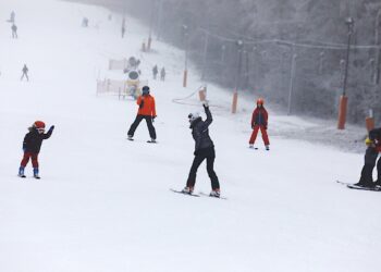 26.01.2020. Kielce. Ferie zimowe na stoku narciarskim na Stadionie / Jarosław Kubalski / Radio Kielce