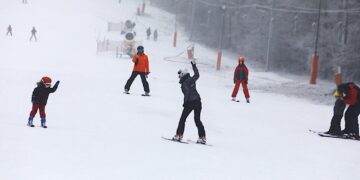 26.01.2020. Kielce. Ferie zimowe na stoku narciarskim na Stadionie / Jarosław Kubalski / Radio Kielce
