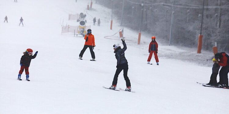 26.01.2020. Kielce. Ferie zimowe na stoku narciarskim na Stadionie / Jarosław Kubalski / Radio Kielce