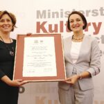 18.09.2019 Warszawa. Uroczystość wręczenia certyfikatu wpisu Krzemionek Opatowskich na listę UNESCO. Na zdjęciu (od lewej): Beata Kobiałka - pełniąca obowiązki dyrektora Muzeum Archeologicznego i Rezerwatu „Krzemionki” i Magdalena Gawin - wiceminister kultury i dziedzictwa narodowego / Jarosław Kubalski / Radio Kielce