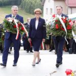 Michniów. Uroczystości w rocznicę pacyfikacji wsi przez Niemców. Na zdjęciu (od lewej): poseł Bogdan Latosiński, poseł Maria Zuba i poseł Marek Kwitek / Jarosław Kubalski / Radio Kielce