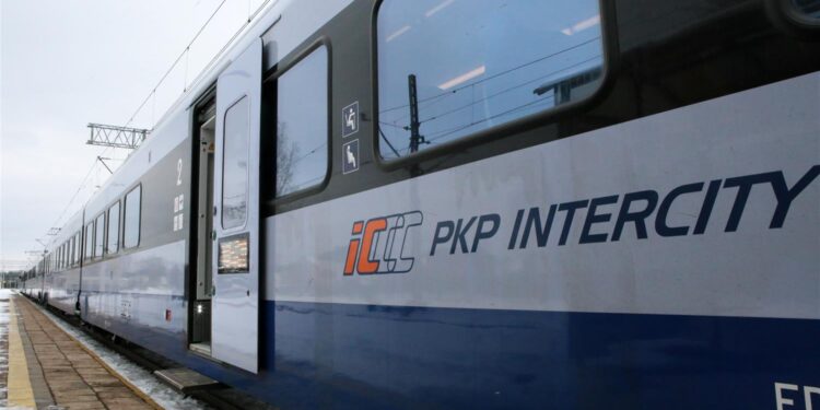 Pociąg PKP Intercity, stacja kolejowa w Suchedniowie / Robert Felczak / Radio Kielce