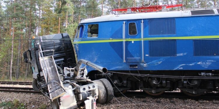 05.11.2019. Włoszczowice. Zderzenie samochodu ciężarowego z pociągiem towarowym / Marta Gajda / Radio Kielce