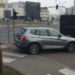 20.01.2020. Kielce. Skrzyżowanie ulic Radiowej i Tysiąclecia Państwa Polskiego. Przejście dla pieszych drogą na... parking / Radio Kielce