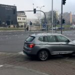 20.01.2020. Kielce. Skrzyżowanie ulic Radiowej i Tysiąclecia Państwa Polskiego. Przejście dla pieszych drogą na... parking / Radio Kielce