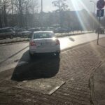 20.01.2020. Kielce. Skrzyżowanie ulic Radiowej i Tysiąclecia Państwa Polskiego. Przejście dla pieszych drogą na... parking / Radio Kielce