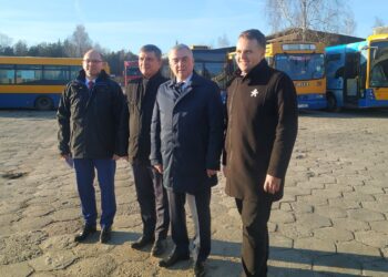 15.01.2020. Starachowice. Przekazanie dotacji na niską emisję. Na zdjęciu (od lewej): Jacek Sulek - Urząd Marszałkowski, Andrzej Pruś - przewodniczący sejmiku województwa świętokrzyskiego, Andrzej Bętkowski - marszałek woj. świętokrzyskiego, Marek Materek - prezydent Starachowic / Anna Głąb / Radio Kielce