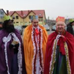 06.01.2020. Kazimierza Wielka. Orszak Trzech Króli. Na zdjęciu (od lewej): Jarosław Klimczyk - zarządca kazimierskiego cmentarza parafialnego, Rafał Stokłosa - sekretarz gminy Kazimierza Wielka i Krzysztof Lipiec - poseł PiS / Marta Gajda / Radio Kielce