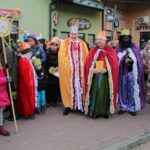06.01.2020. Kazimierza Wielka. Orszak Trzech Króli. Na zdjęciu (w środku): Rafał Stokłosa - sekretarz gminy Kazimierza Wielka, Krzysztof Lipiec - poseł PiS i Jarosław Klimczyk - zarządca kazimierskiego cmentarza parafialnego / Marta Gajda / Radio Kielce