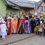 06.01.2020. Kazimierza Wielka. Orszak Trzech Króli. Na zdjęciu (w środku): Rafał Stokłosa - sekretarz gminy Kazimierza Wielka, Krzysztof Lipiec - poseł PiS i Jarosław Klimczyk - zarządca kazimierskiego cmentarza parafialnego / Marta Gajda / Radio Kielce