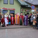 06.01.2020. Kazimierza Wielka. Orszak Trzech Króli. Na zdjęciu (w środku): Rafał Stokłosa - sekretarz gminy Kazimierza Wielka, Krzysztof Lipiec - poseł PiS i Jarosław Klimczyk - zarządca kazimierskiego cmentarza parafialnego / Marta Gajda / Radio Kielce