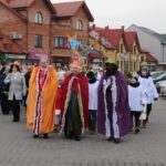 06.01.2020. Kazimierza Wielka. Orszak Trzech Króli. Na zdjęciu (w środku): Rafał Stokłosa - sekretarz gminy Kazimierza Wielka, Krzysztof Lipiec - poseł PiS i Jarosław Klimczyk - zarządca kazimierskiego cmentarza parafialnego / Marta Gajda / Radio Kielce