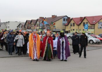 06.01.2020. Kazimierza Wielka. Orszak Trzech Króli. Na zdjęciu (w środku): Rafał Stokłosa - sekretarz gminy Kazimierza Wielka, Krzysztof Lipiec - poseł PiS i Jarosław Klimczyk - zarządca kazimierskiego cmentarza parafialnego / Marta Gajda / Radio Kielce