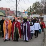 06.01.2020. Kazimierza Wielka. Orszak Trzech Króli. Na zdjęciu (od lewej): Zbigniew Koniusz - wojewoda świętokrzyski, Rafał Stokłosa - sekretarz gminy Kazimierza Wielka, Krzysztof Lipiec - poseł PiS i Jarosław Klimczyk - zarządca kazimierskiego cmentarza parafialnego / Marta Gajda / Radio Kielce