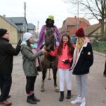 06.01.2020. Kazimierza Wielka. Orszak Trzech Króli. Na zdjęciu (w środku): Jarosław Klimczyk - zarządca kazimierskiego cmentarza parafialnego / Marta Gajda / Radio Kielce
