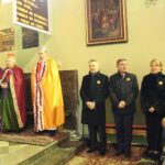 06.01.2020. Kazimierza Wielka. Orszak Trzech Króli. Na zdjęciu (od lewej): Jarosław Klimczyk - zarządca kazimierskiego cmentarza parafialnego, Krzysztof Lipiec - poseł PiS, Rafał Stokłosa - sekretarz gminy Kazimierza Wielka, Zbigniew Koniusz - wojewoda świętokrzyski, Andrzej Pruś - przewodniczący Sejmiku Województwa Świętokrzyskiego i Małgorzata Pruś - dyrektor biura poselskiego Krzysztofa Lipca / Marta Gajda / Radio Kielce