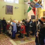 06.01.2020. Kazimierza Wielka. Orszak Trzech Króli. Na zdjęciu (po lewej): Zbigniew Koniusz - wojewoda świętokrzyski, Andrzej Pruś - przewodniczący Sejmiku Województwa Świętokrzyskiego i Małgorzata Pruś - dyrektor biura poselskiego Krzysztofa Lipca / Marta Gajda / Radio Kielce